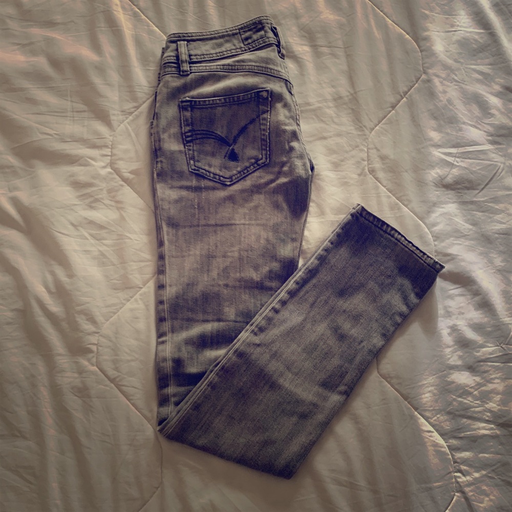 Bershka women’s gray denim jeans.